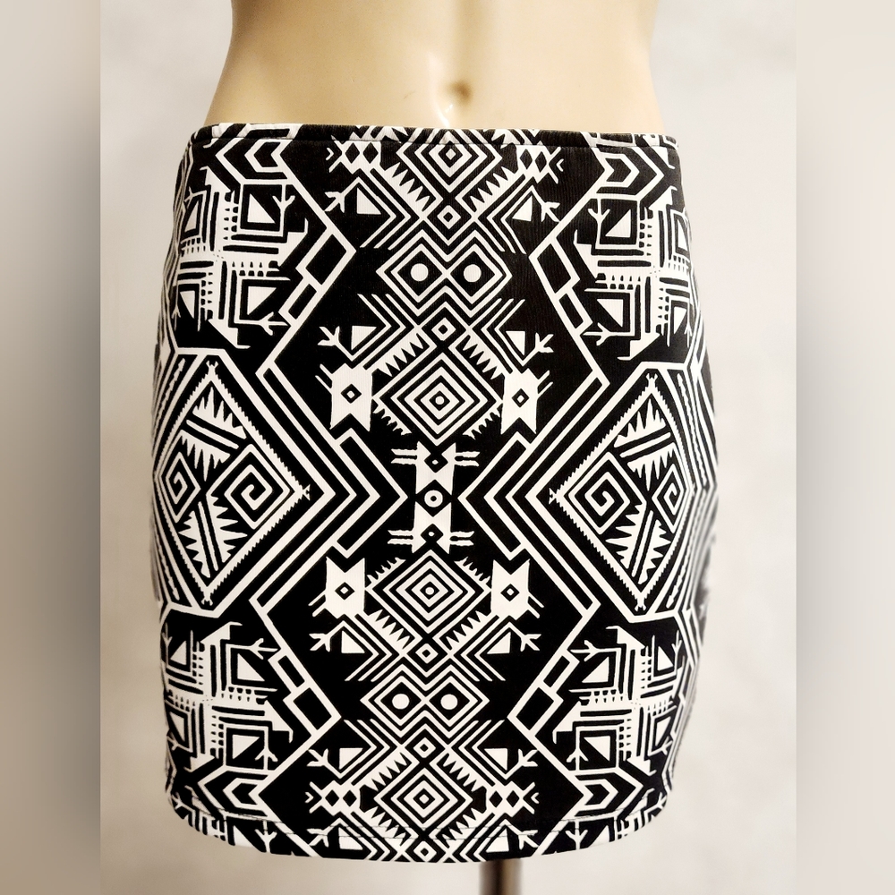 🛍 Forever 21 Black & White Boho trive Aztec Pattern Mini Skirt M